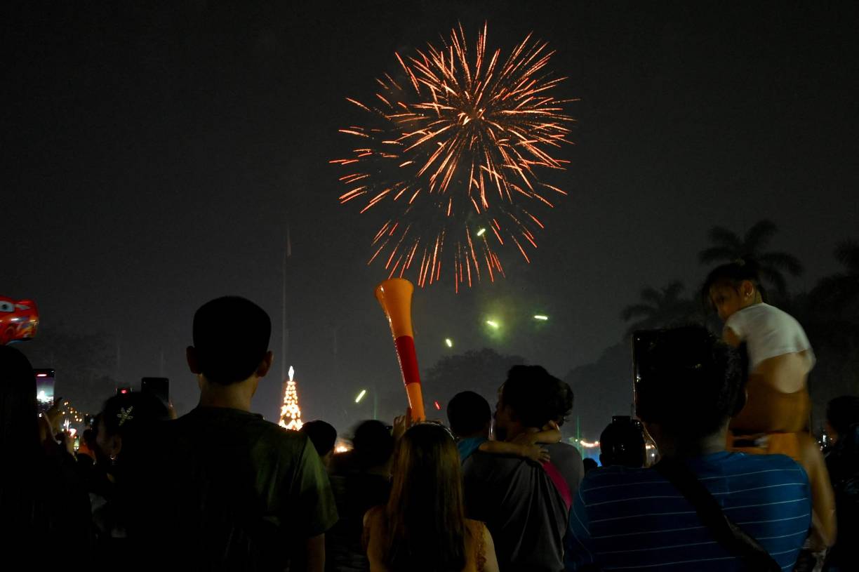 Cientos de personas se congregaron en el parque Rizal Park de Manila para dar la bienvenida al Año Nuevo en Filipinas.