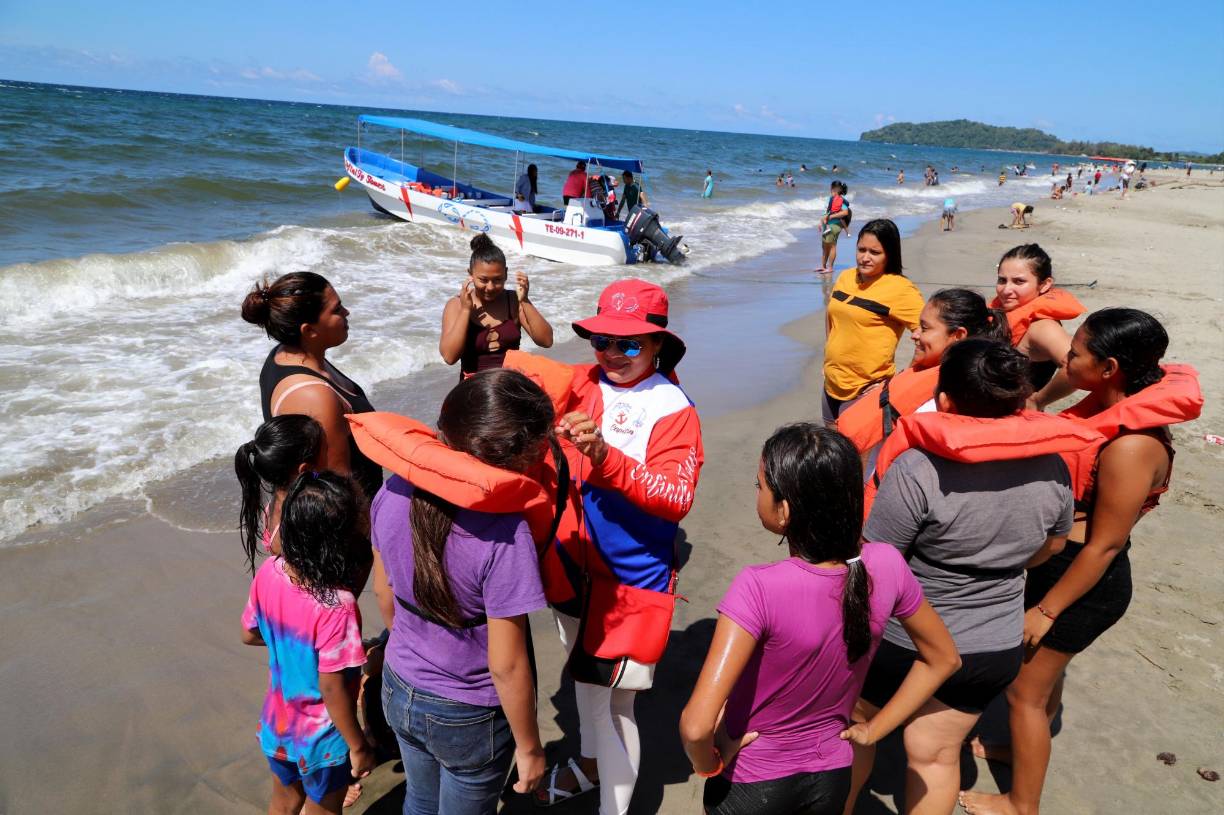 Familias enteras disfrutaron de un paseo en lancha al darse cita en las playas de Tela y de otras regiones del litoral. 