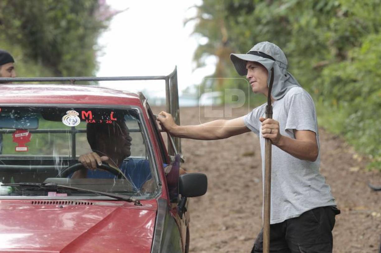 Manuel Sánchez (51) es un agricultor que ha vivido siempre frente a la cancha y le dio la oportunidad a Francisco Martínez de jugar por primera vez un partido burocrático a sus 14 años de edad.