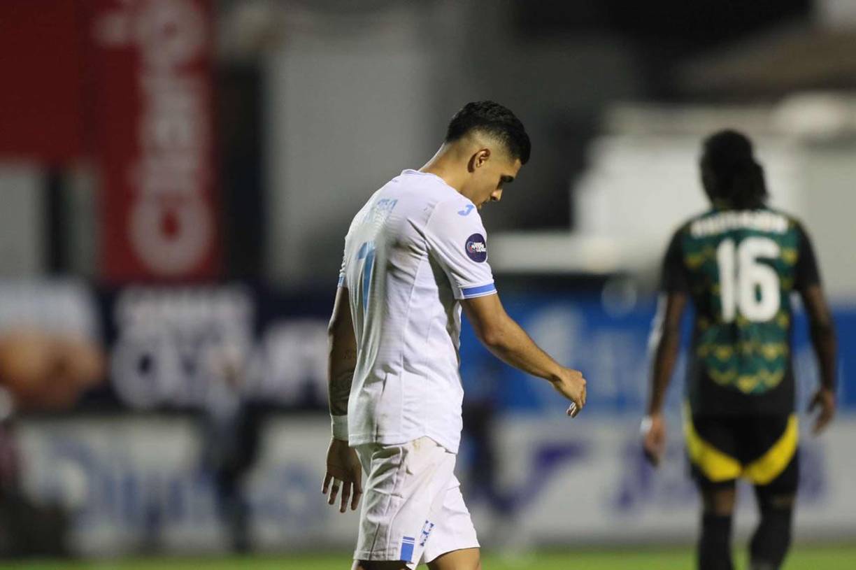 Luis Palma se marchó cabizbajo por la derrota de Honduras contra Jamaica en la Nations League de Concacaf.