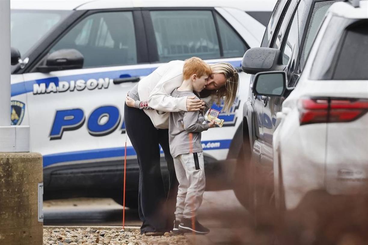 La alcaldesa de Madison, Satya Rhodes-Conway, reivindicó “hacer mejor las cosas en el país y en la sociedad para evitar la violencia armada”, y puso a disposición del público un teléfono de atención a la salud mental.