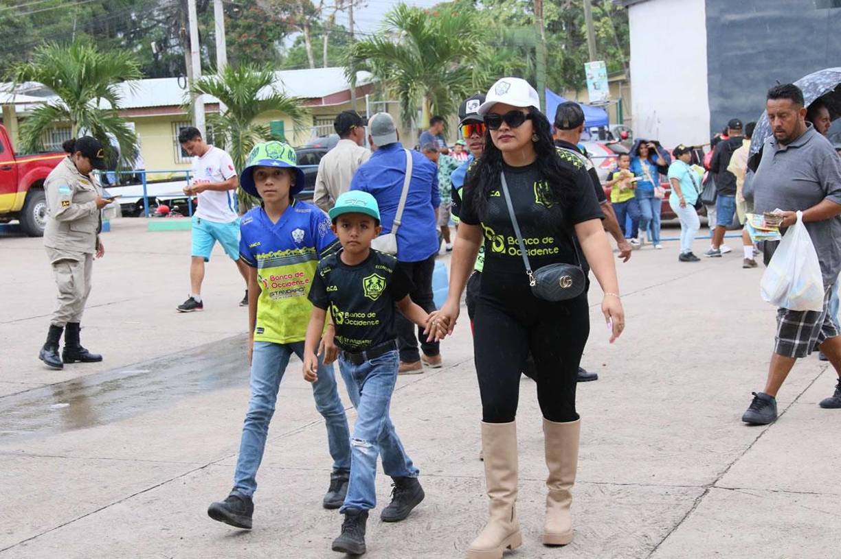 Esta guapa olanchana llegó con sus hijos para alentar a los Potros ante el Olimpia.