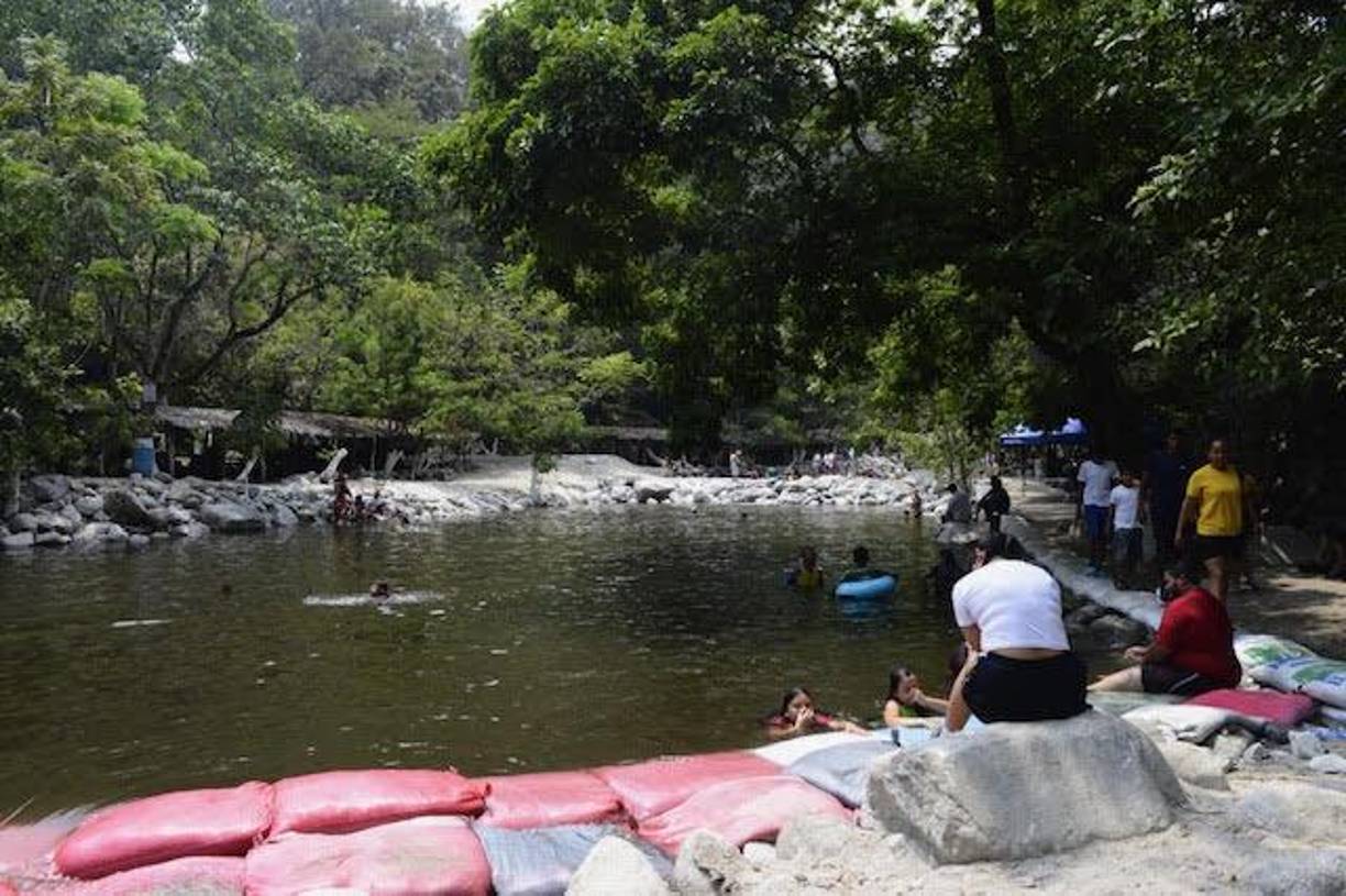 Los turistas manifiestan que todo está más caro y es más difícil salir a pasear sobre todo cuando la familia es numerosa. Siempre tratamos de salir por los niños y hoy la temperatura bajo gracias a Dios porque el calor ha estado insoportable dice María García una bañista.