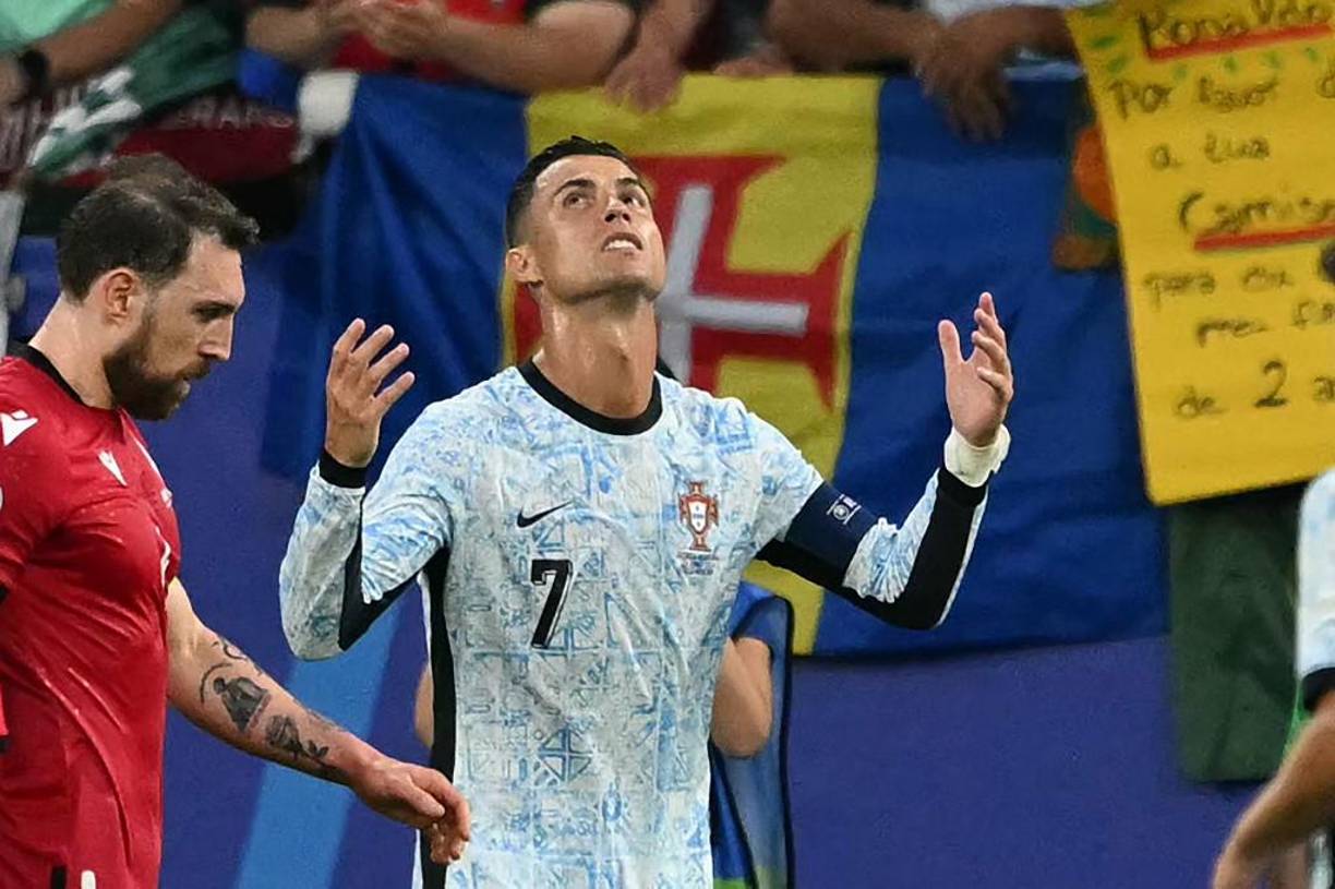 Cristiano Ronaldo realizó un tiro libre que pudo desviar el portero de Georgia y el lamento del portugués fue evidente. 