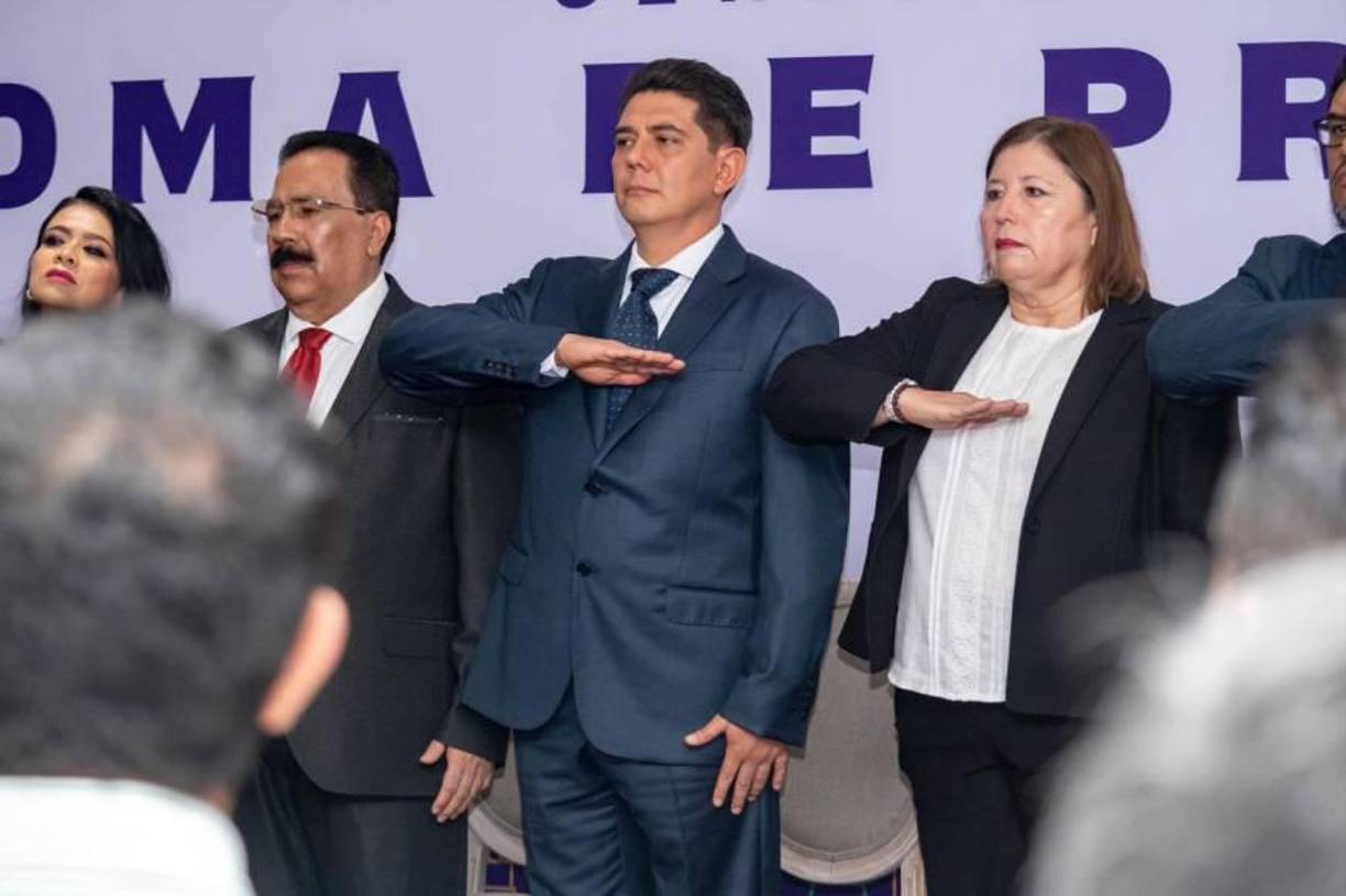 Asimismo, a seis días de haber asumido el cargo de presidente municipal de la ciudad de Chilpancingo, capital del estado mexicano de Guerrero (sur), Alejandro Arcos Catalán, fue decapitado el pasado 6 de octubre.