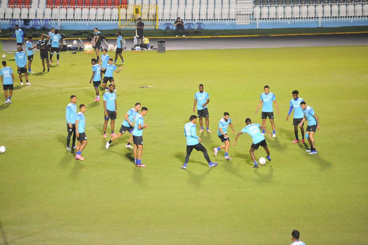 Marcelo Santos y Jorge Álvarez, desesperados por quitar el balón a sus compañeros en el rondo.