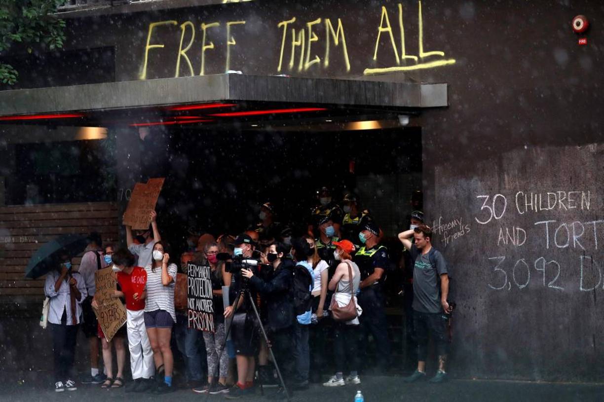 El hotel del norte de Melbourne, que cuenta con 120 habitaciones, ha sido escenario de un incendio hace unas semanas, así como ha llamado la atención del público por no tener ventilación suficiente y supuestamente haber servido comida con gusanos a los inmigrantes detenidos.