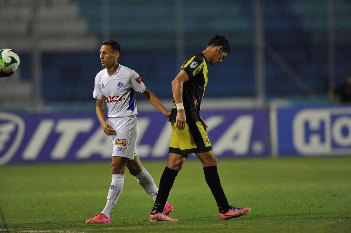 Roberto Moreira estuvo bien marcado por la defensa del Olimpia.