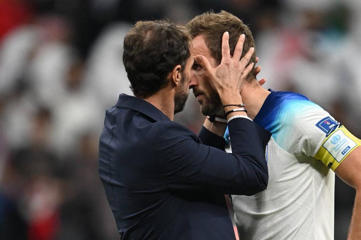 Gareth Southgate, DT de Inglaterra, fue a consolar a Harry Kane.