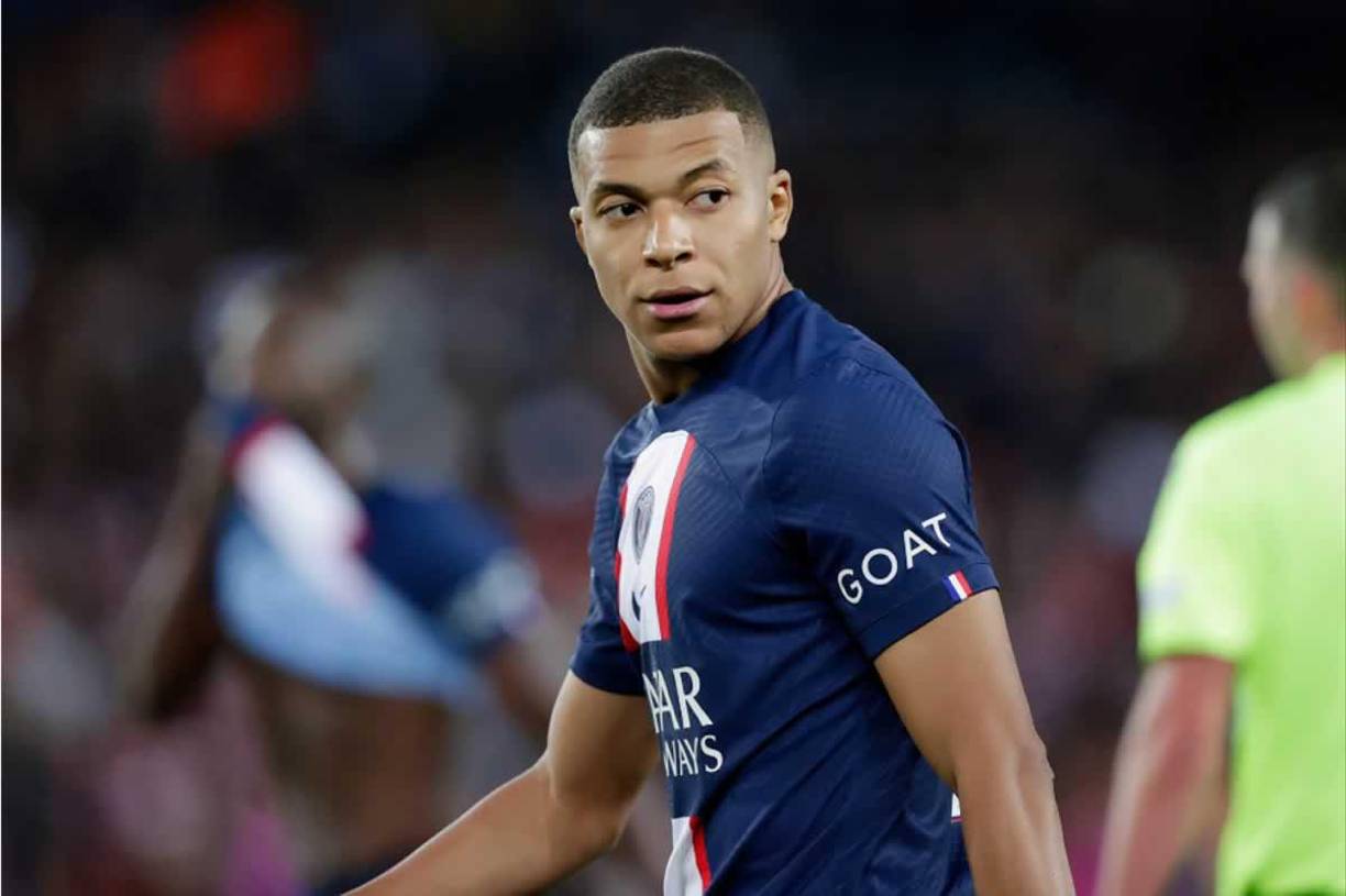 Readmitido en la disciplina del PSG después de estar tres semanas apartado por no renovar su contrato que vence en 2024, Kylian Mbappé no ha descartado ampliar el compromiso con los parisinos, aunque no en el corto plazo, informó este viernes Le Parisien. Este medio francés, conocido por sus buenas fuentes en el seno del club parisino, asegura que “la renovación es posible, aunque no de manera inmediata”.