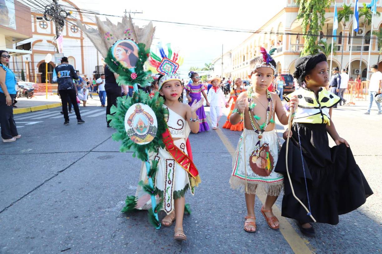 Vestidos como indígenas, estos niños caminaron por las avenidas ceibeñas habilitadas para el desfile. 