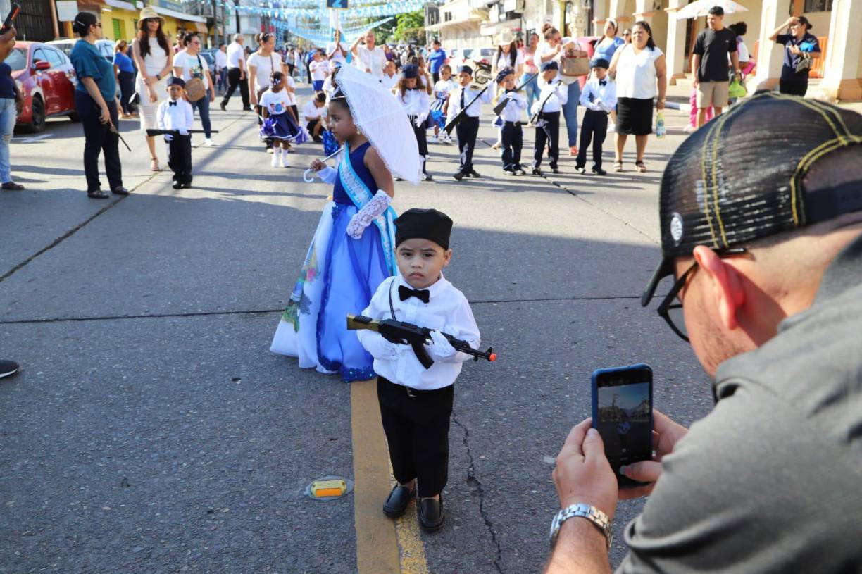 Los niños se lucen en desfiles patrios en La Ceiba