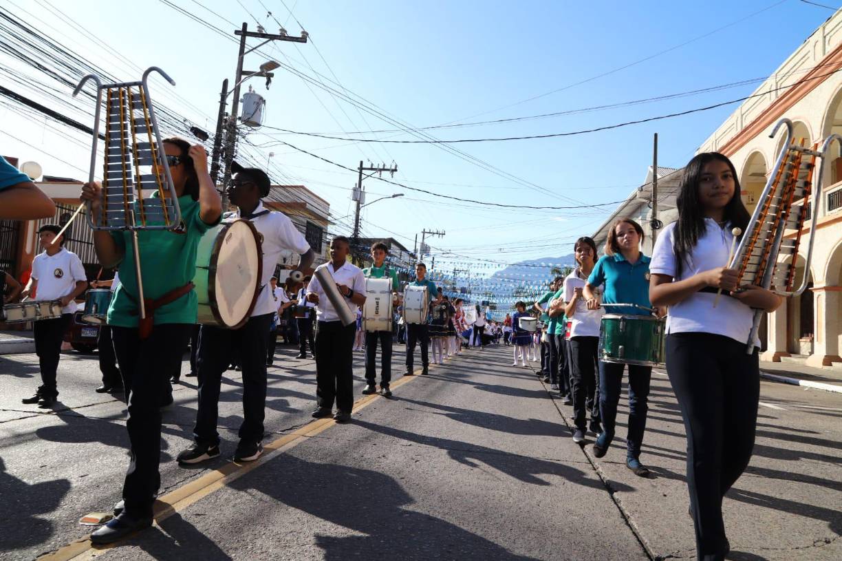 Los niños se lucen en desfiles patrios en La Ceiba
