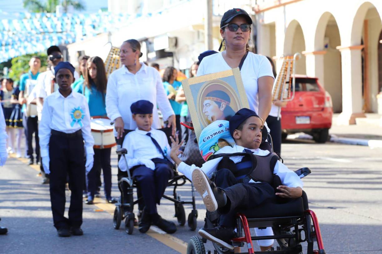 Los niños se lucen en desfiles patrios en La Ceiba