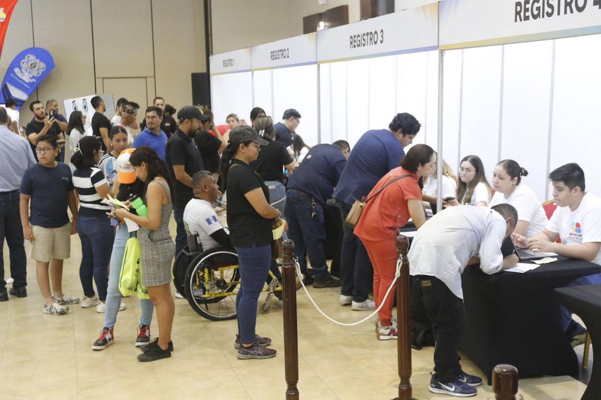 Este viernes, cientos de runners se hicieron presentes en la Feria de Atleta para recibir sus respectivos kits a dos días de la maratón.
