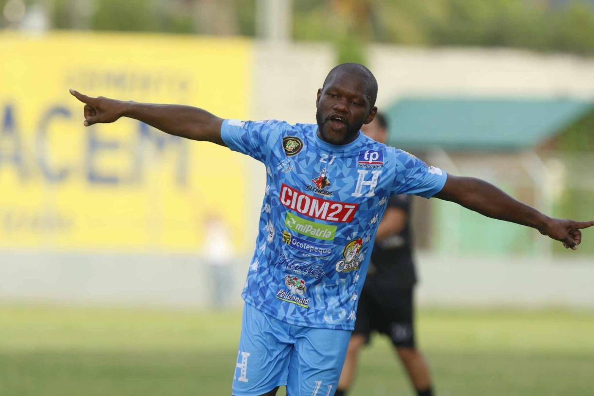 Tyson no se quedó atrás y también se sumó al famoso festejo de la ‘Sobra Voladora’. 