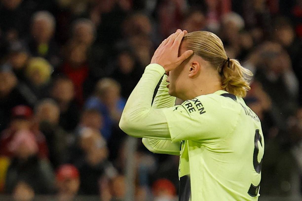 Haaland no podía creer el penal que desperdició.