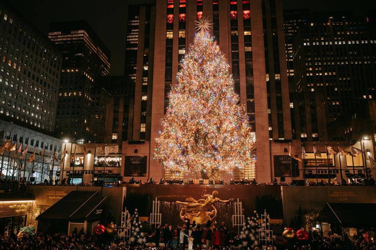 El árbol de Navidad del Rockefeller Center, todo un símbolo invernal en Nueva York, se iluminó el miércoles para inaugurar la temporada festiva al ritmo de artistas invitados como la mexicana Thalía, la banda Backstreet Boys y la cantante estadounidense Kelly Clarkson.