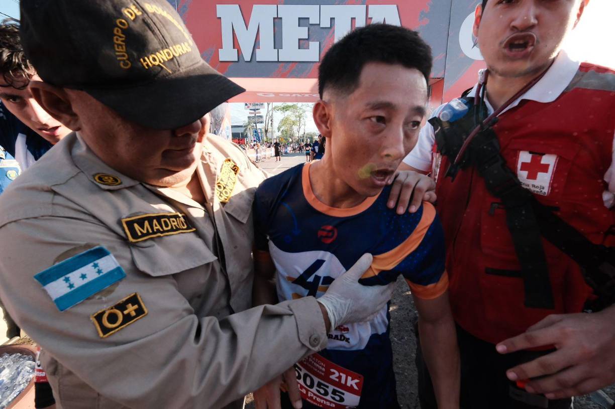 Shin logró cruzar la meta y su cansancio fue evidente. El influencer recibió la atención médica.