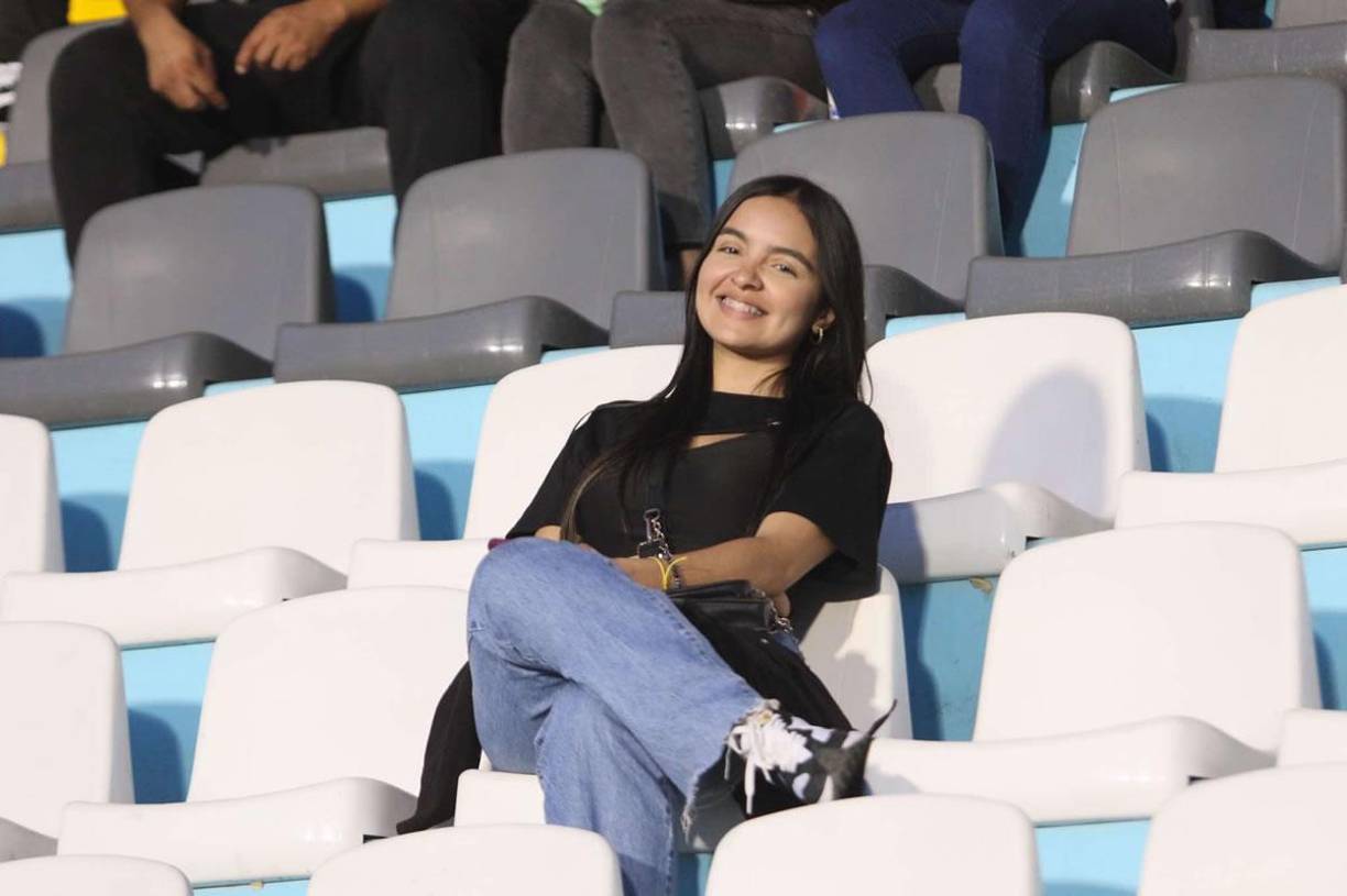 Una linda aficionada que disfrutó de una noche de fútbol en el estadio Nacional Chelato Uclés.