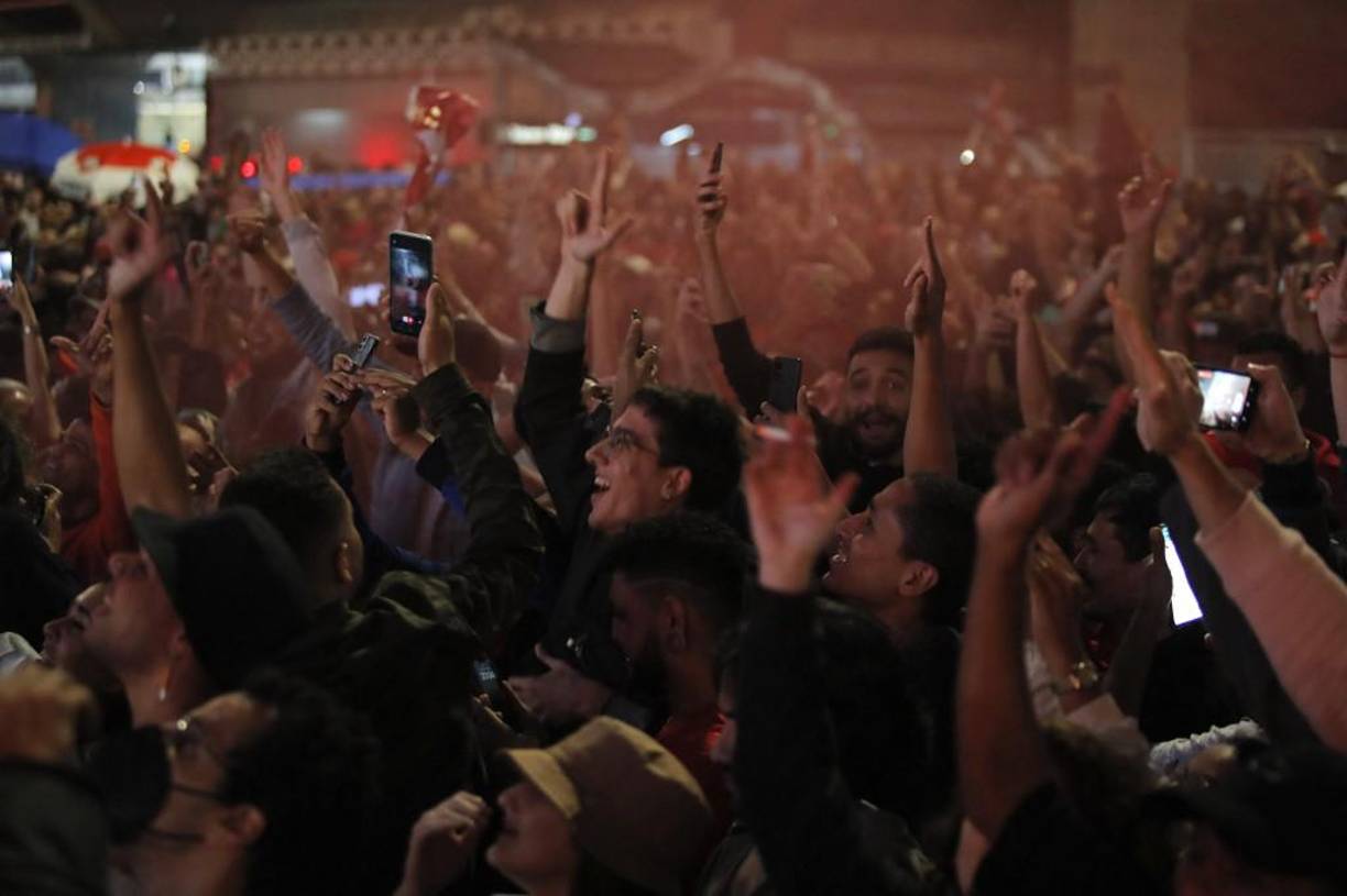 Pero Lula no ha podido sacudirse a ojos de buena parte de la sociedad la mancha de la corrupción. Fue sentenciado y luego obtuvo la anulación de sus condenas por motivos procesales por el escándalo “Lava Jato” sobre una red de sobornos en la petrolera estatal Petrobras.