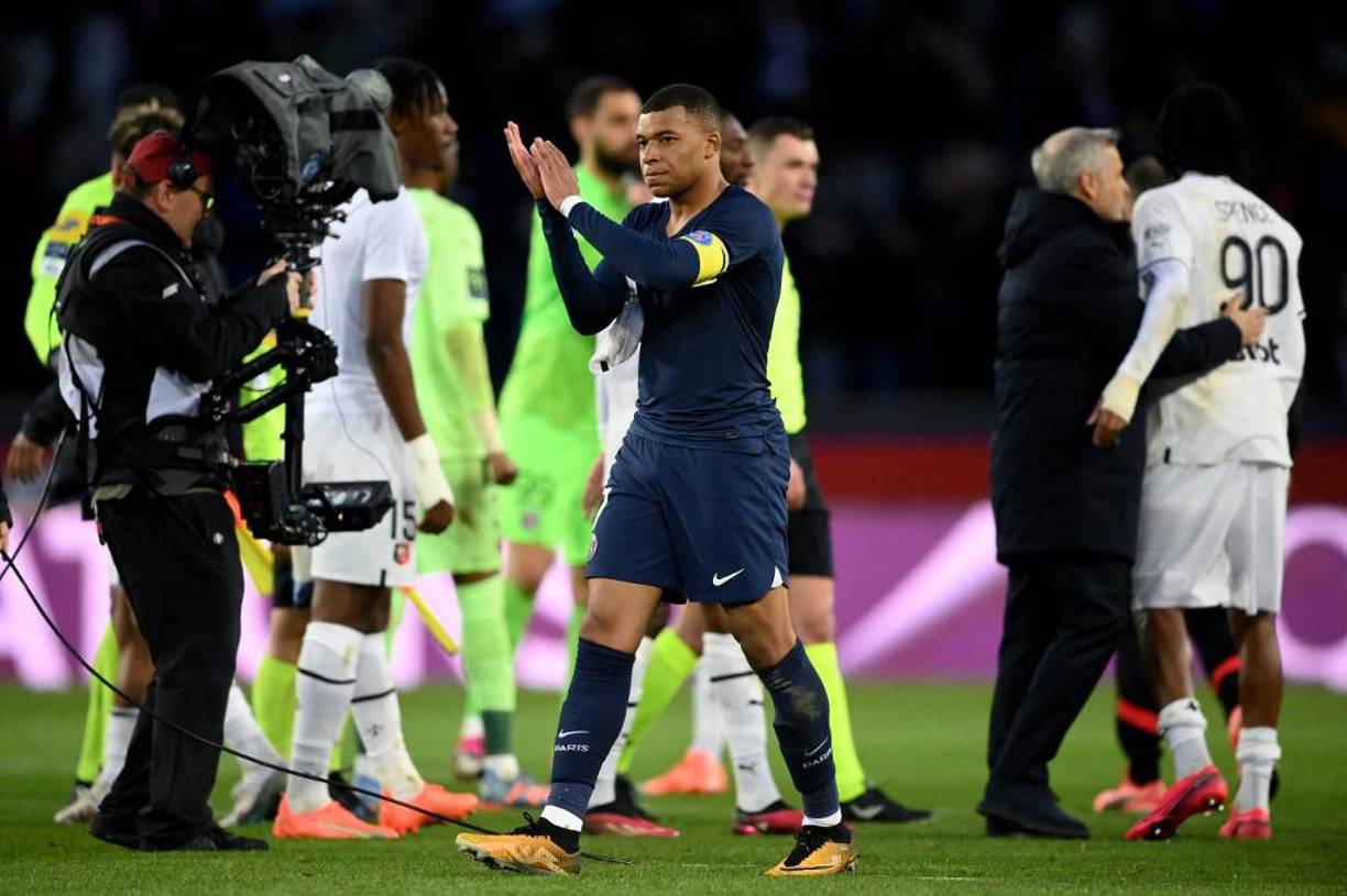 Mientras los jugadores del PSG se disculpaban por la derrota , Lionel Messi cobró venganza tras los silbidos y decidió no disculparse con ellos por la caída.