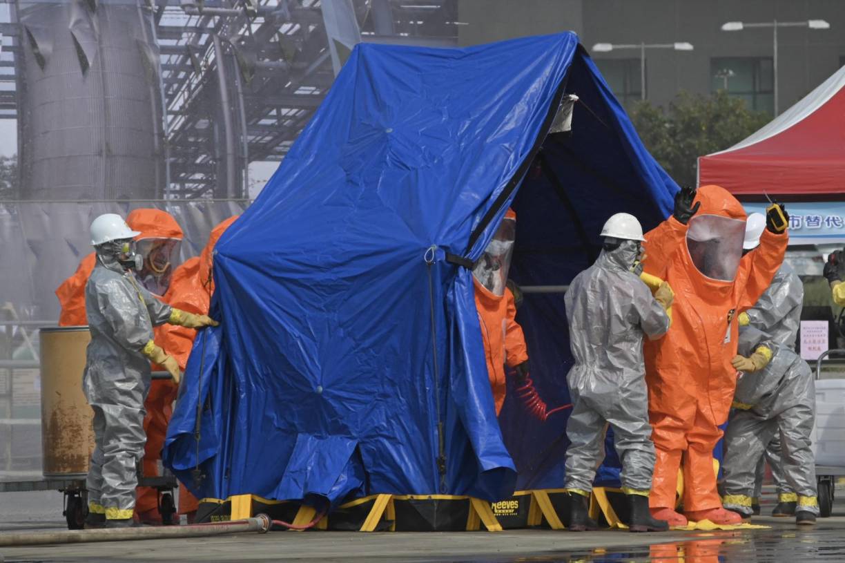 En uno de ellos se podía escuchar explosiones y ver bengalas lanzadas contra un edificio residencial. Mientras tanto, los altavoces advertían de un ataque de “<b>China</b> comunista”. Los camiones de bomberos se apresuraron a llegar al lugar con las sirenas a todo volumen, mientras excavadoras y grúas trabajaban para retirar los falsos escombros del lugar.