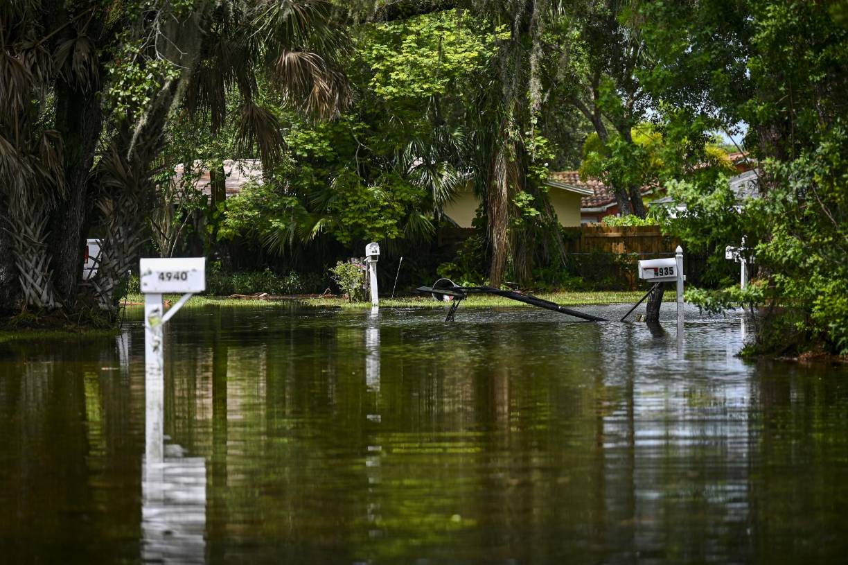 El último boletín del organismo mostró que ha perdido fuerza mientras se desplaza hacia la costa del estado de Georgia, con rachas de 120 km/h. A las 18H00 GMT se ubicaba a unos 20 km de la ciudad de Waycross de ese estado.