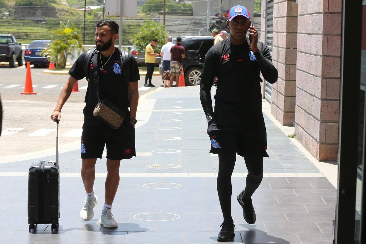 La plantilla de jugadores del Olimpia viajaron sin la presencia de Pedro Troglio y su cuerpo técnico, quienes viajaron vía terrestre.