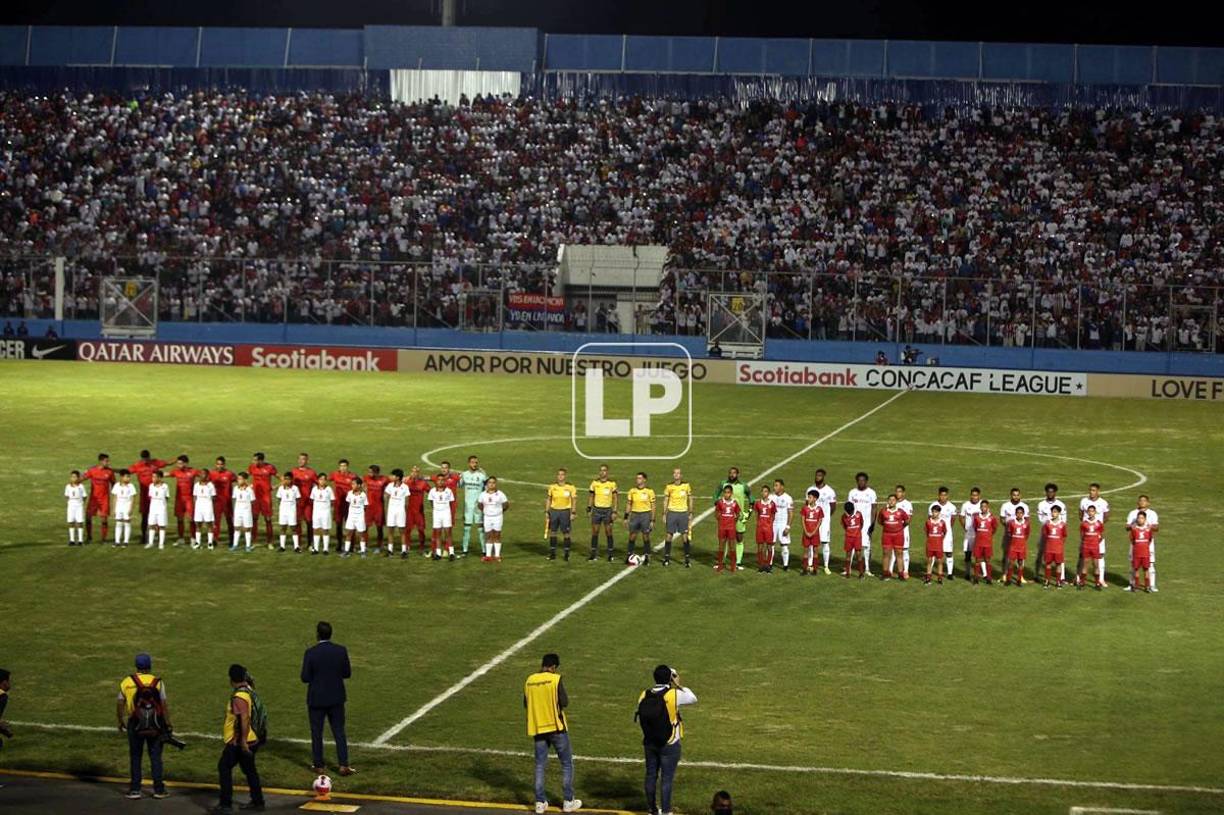 Los jugadores de Olimpia y Municipal al momento que sonaba el himno de la Liga Concacaf.