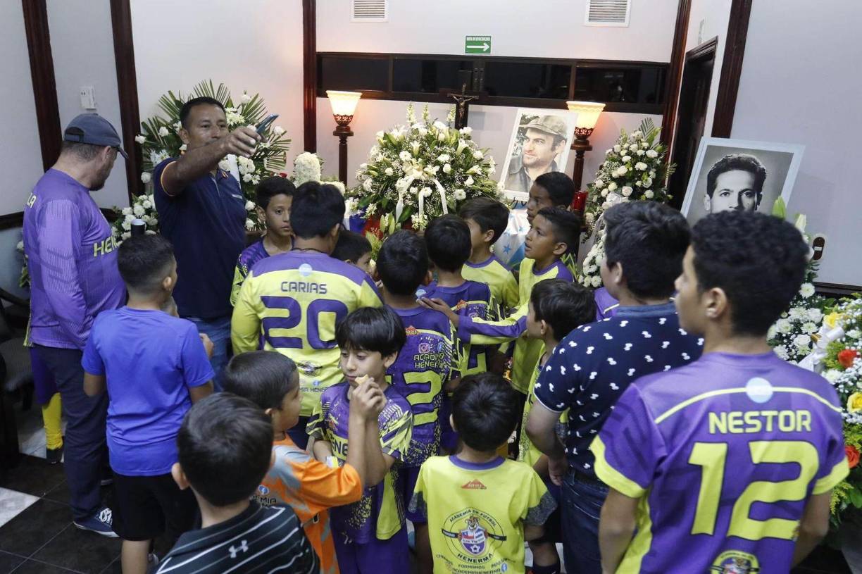 Ahí se unieron para cantarle “Muchachos” al profesor que les enseñó los primeros pininos en esta carrera del fútbol.