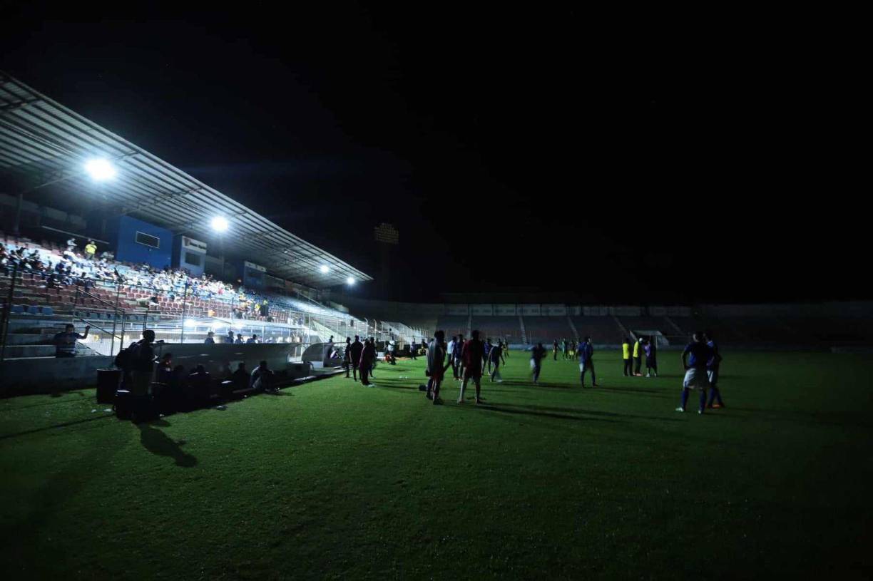 Sin embargo, a falta de 12 minutos para el final de los 90 reglamentarios, el Estadio Ceibeño se quedó sin energía eléctrica