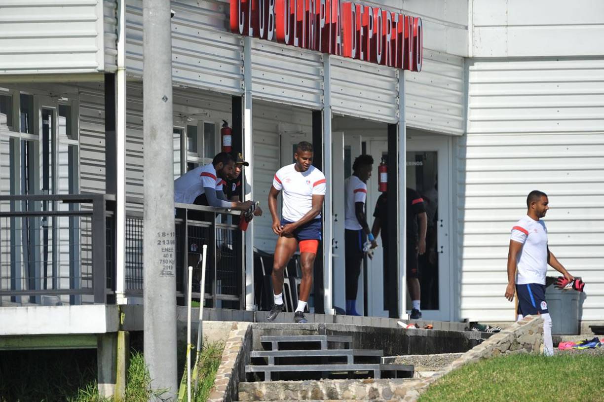 Brayan Beckeles, uno de los más experimentado, se preparó con todos sus implementos para la práctica.