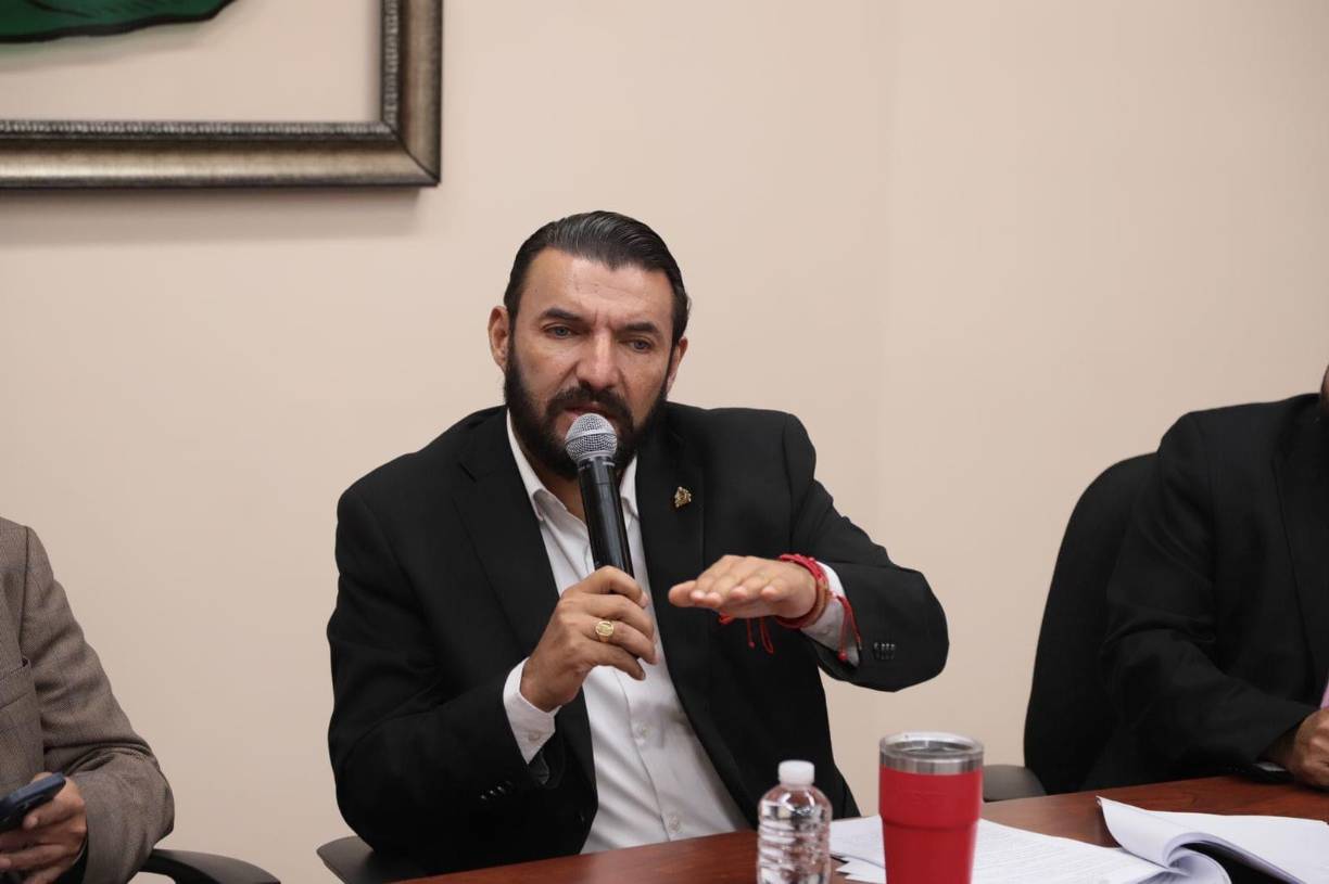 ”Ningún político, por poderoso que sea, puede ponerle precio a nuestros principios. La esencia de nuestro Partido Libre radica en nuestra unidad, en mantenernos firme ante las adversidades y en no permitir que intereses individuales comprometan nuestro ideario, ni la dignidad de las bases del partido y de la ciudadanía hondureña”, recordó Rasel Tomé.