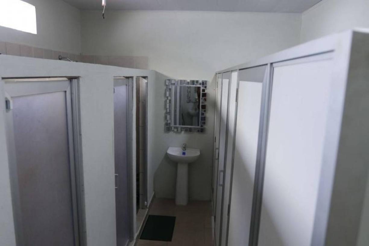 Así lucen los baños de las instalaciones deportivas de Marathón.