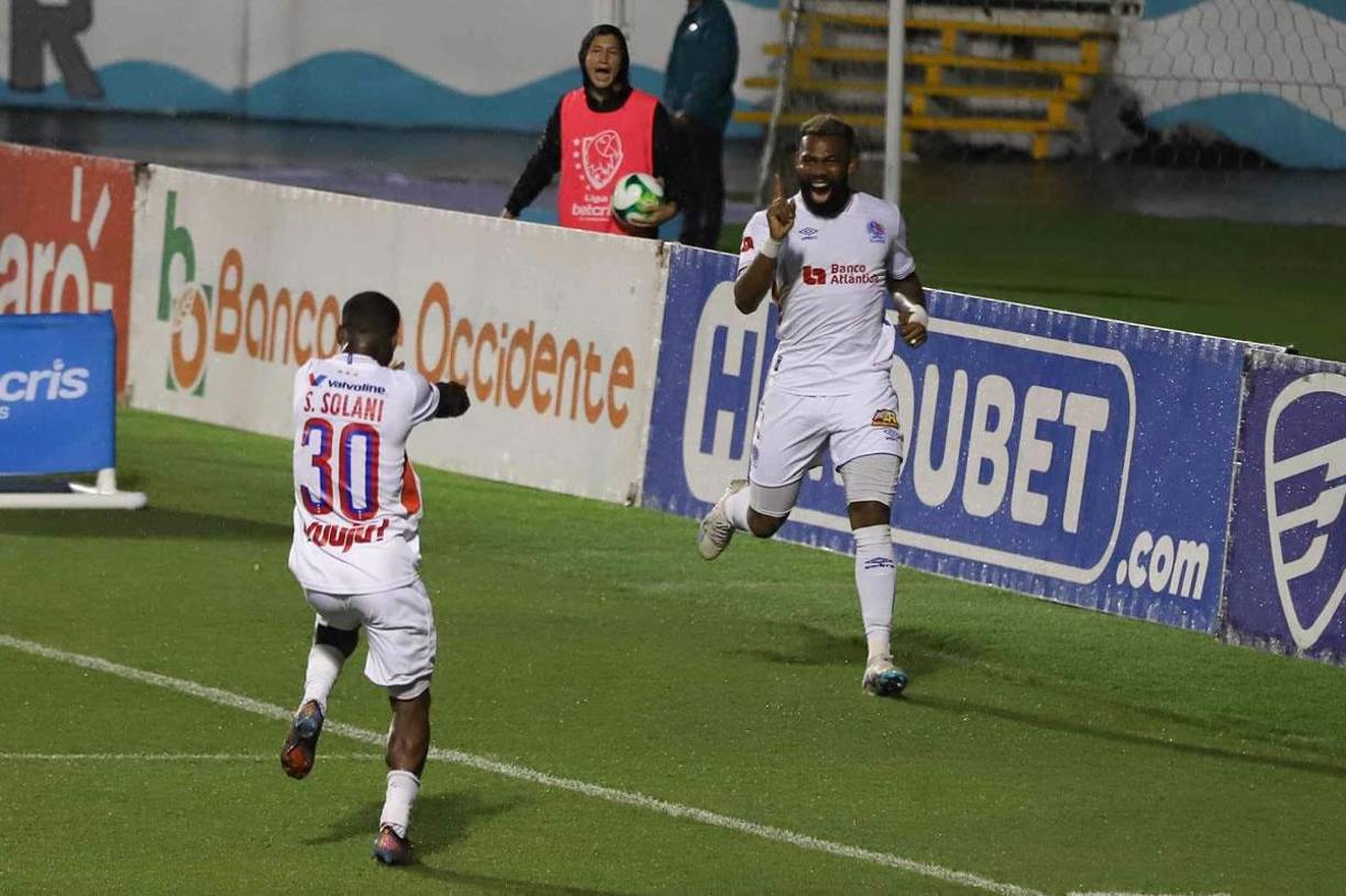 Jorge Benguché celebrando con Edwin Solani Solano el 2-0 del Olimpia.