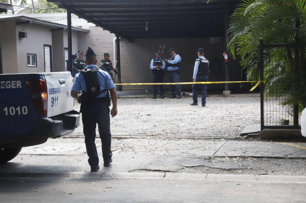 La policía llegó a acordonar la escena del crimen y ya investiga esta muerte violenta.