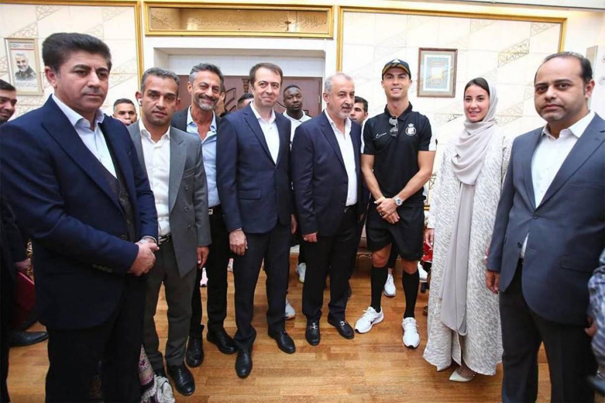 Sonriente, Cristiano Ronaldo y sus compañeros fueron recibidos por los gritos de alegría de decenas de fans iraníes a su salida en bus del aeropuerto Imán Jomeiní.
