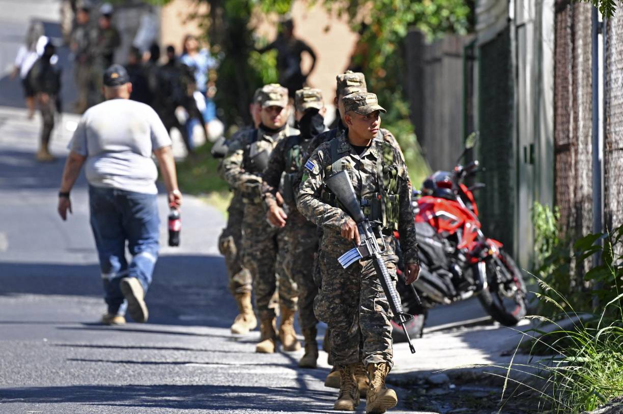 En El <b>Salvador</b> está vigente un régimen de excepción desde el 27 de marzo y que permite detenciones sin orden judicial.