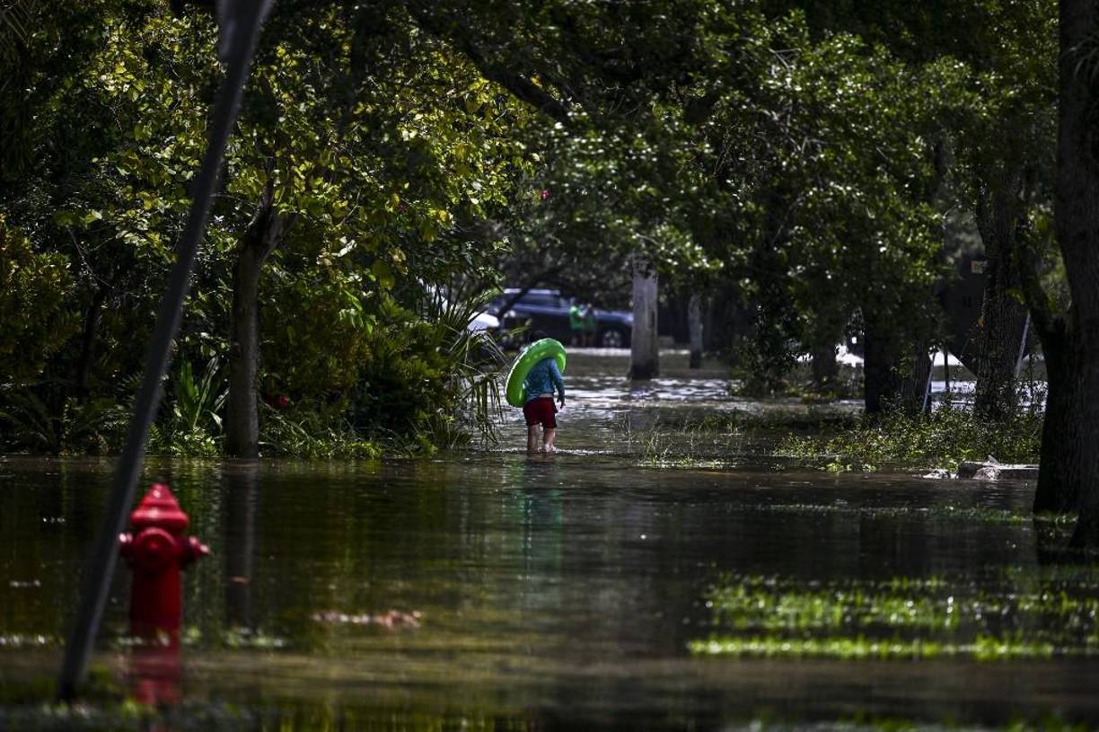 “Lo primero y más importante es que la gente debe llamar al 911 en caso de emergencia, no hay porqué arriesgar”, dijo Juan Flores.