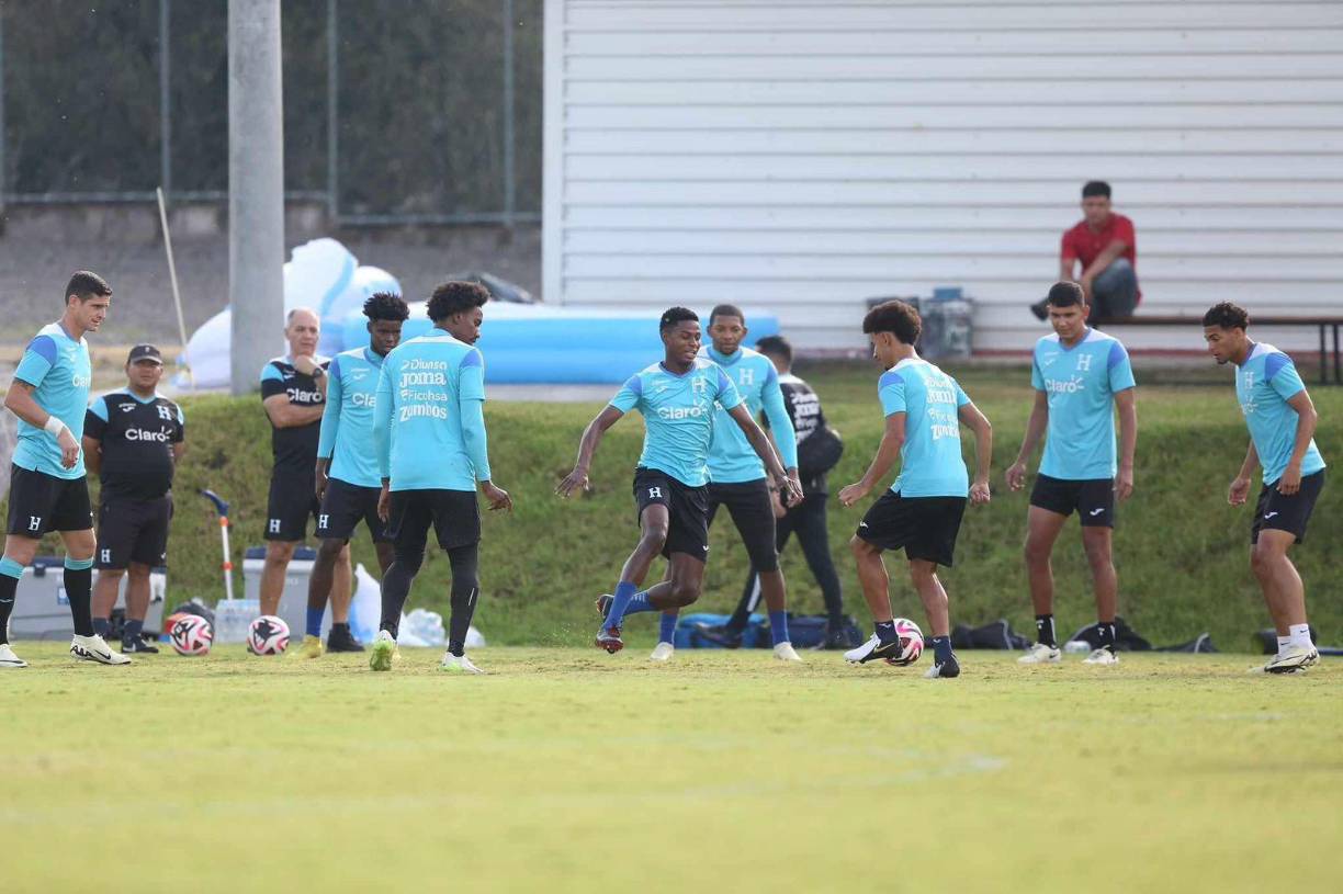 Defensas: Javier Arriaga (Marathón), Wesly Decas (Motagua), Julián Martínez (Olimpia), Carlos Meléndez (Motagua), Devron García (Real España), Luis Vega (Motagua), Maylor Núñez (Olimpia), Carlos Argueta (Motagua), Andy Nájar (Olimpia) y Marcelo Santos (Motagua).