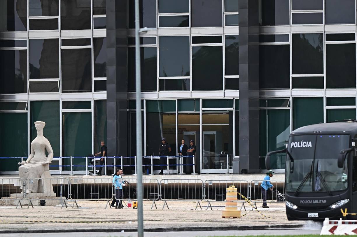 ¿Cuál era el objetivo? La Policía considera que el ataque fue “premeditado” y “planeado” por meses y está vinculado con “grupos extremistas activos”. El caso se investiga como una acción “terrorista” que buscaba “abolir de forma violenta el Estado democrático de Derecho”. 