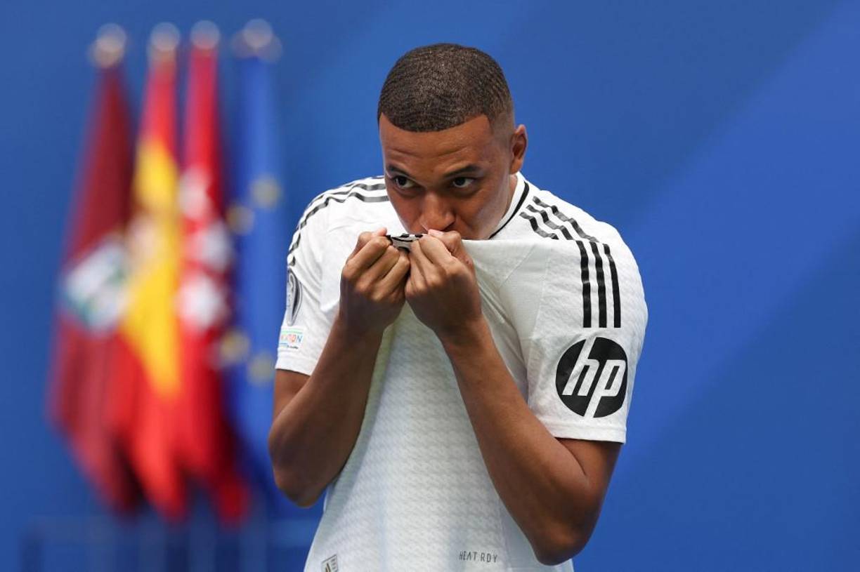 Mbappé besó el escudo del Real Madrid y desató la locura del madridismo. 