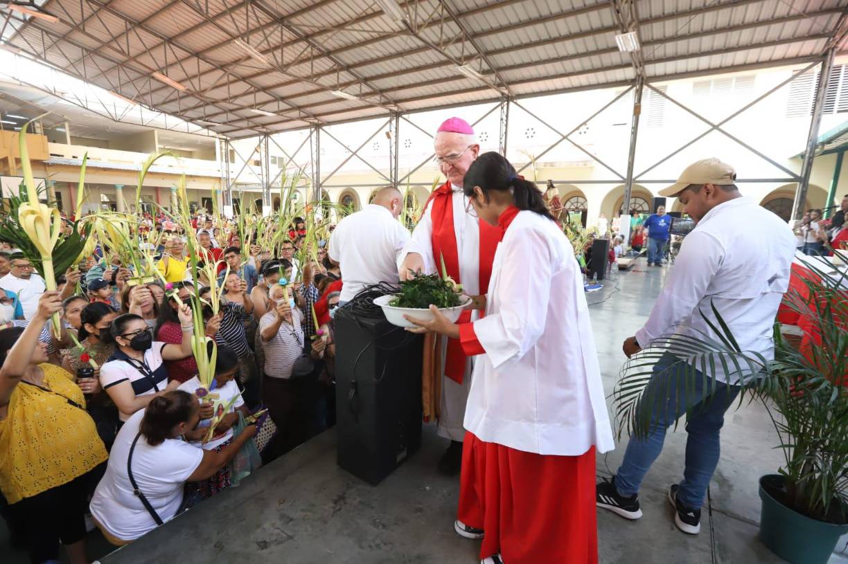  Monseñor Michael Leniham, arzobispo de San Pedro Sula, realizó la bendición de ramos.
