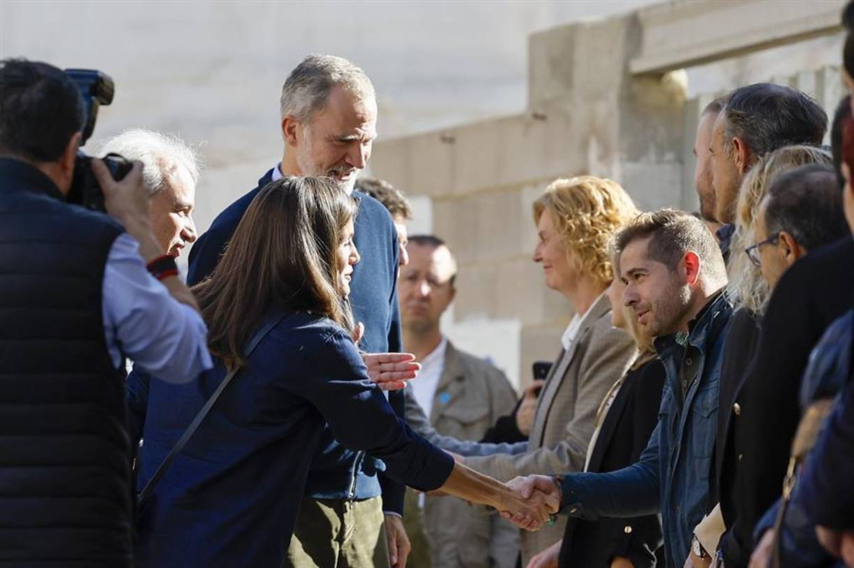 Felipe VI ha apuntado que la intención es ver la situación, que ha mejorado respecto a hace veinte días, pero siendo consciente, ha dicho, de que existe una necesidad enorme de recuperación, reconstrucción y solucionar la vida particular de muchas personas que han perdido “todo o casi todo”.