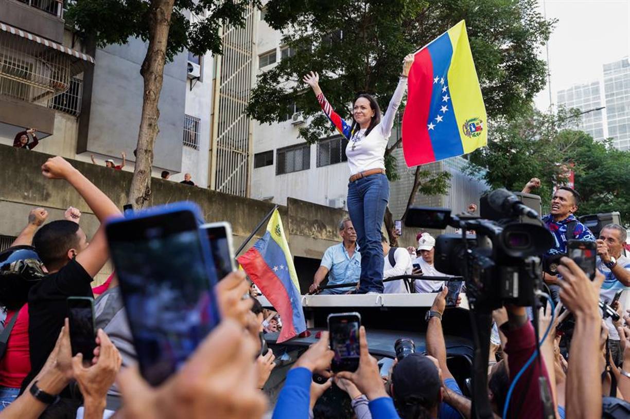 Tras 133 días de clandestinidad, para encabezar una multitudinaria manifestación en Caracas en defensa del reclamado triunfo del candidato de la mayor coalición opositora, la Plataforma Unitaria Democrática (PUD).