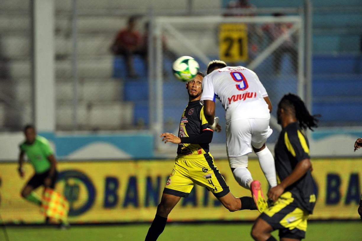 Jorge Benguché marcó por la misma vía que su compañero, un remate de cabeza a centro de Kevin López y 2-0.