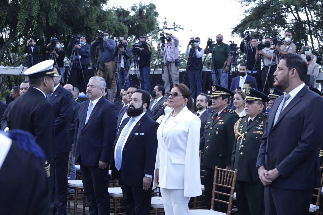 “Su llegada a nuestro Partido Libre en resistencia, cuyo mito de origen es la lucha por la cuarta urna y contra el golpe de Estado de 2009, nos llena de alegría por su coherencia en la defensa del plan bicentenario del socialismo democrático, beligerante y altamente comprometido con la refundación de Honduras”, apuntó Castro de Zelaya. 