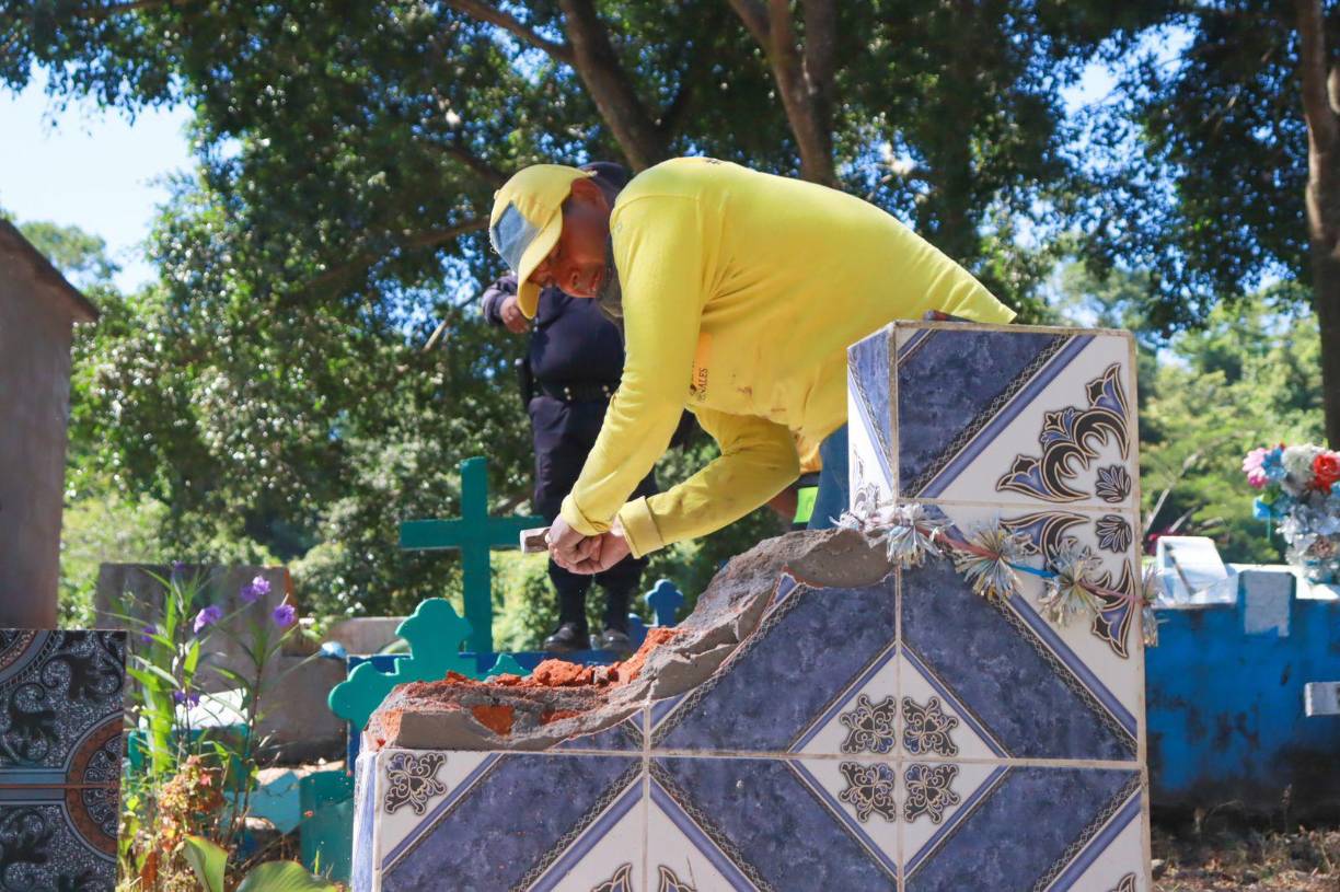 “Todo rastro de pandillas lo vamos a eliminar. Estos grupos terroristas YA NO van a existir en este país”, agregó junto a un video que mostraba a cuadrillas destruir tumbas en diferentes cementerios del país.