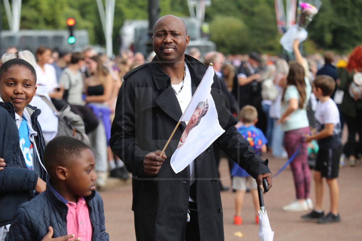A la espera esta mañana de la llegada del féretro a Holyroodhouse, Carlos III fue proclamado aquí rey en una colorida ceremonia que tuvo lugar ante el monumento conocido como la Cruz del Mercadillo, próximo a la catedral de St. Giles, tras su proclamación oficial el sábado en Londres.